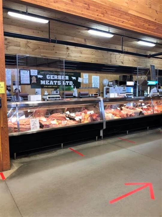 Market arrow sign on the floor